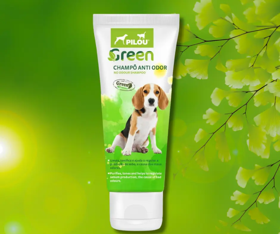 Champô anti-odor natural Pilou Green para cães. Fórmula suave e eficaz com ingredientes naturais que elimina odores e deixa o pelo macio e brilhante